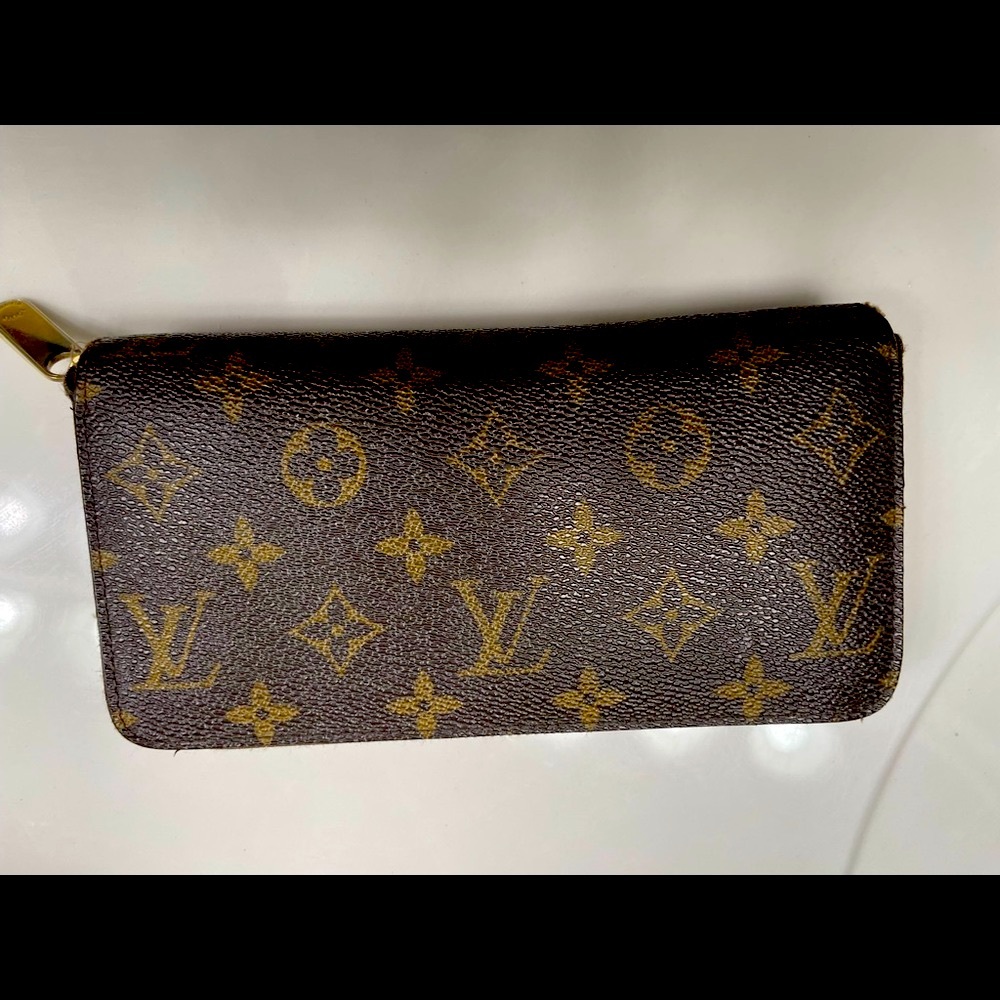 Louis Vuitton “Zippy” wallet